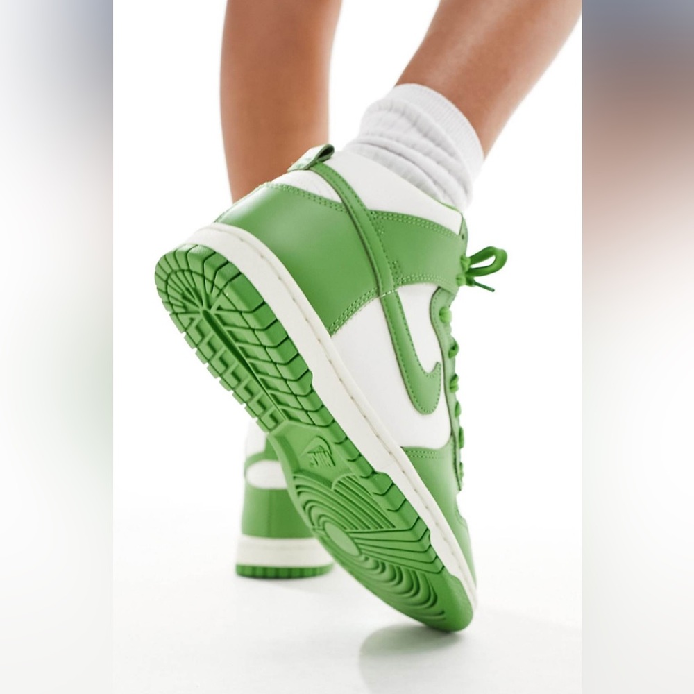 Nike Dunk High sneacker in green Like New 98% (with box)